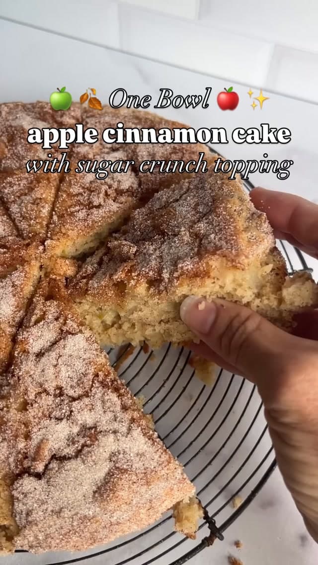 Pastel de manzana con canela y crujiente de azúcar con canela