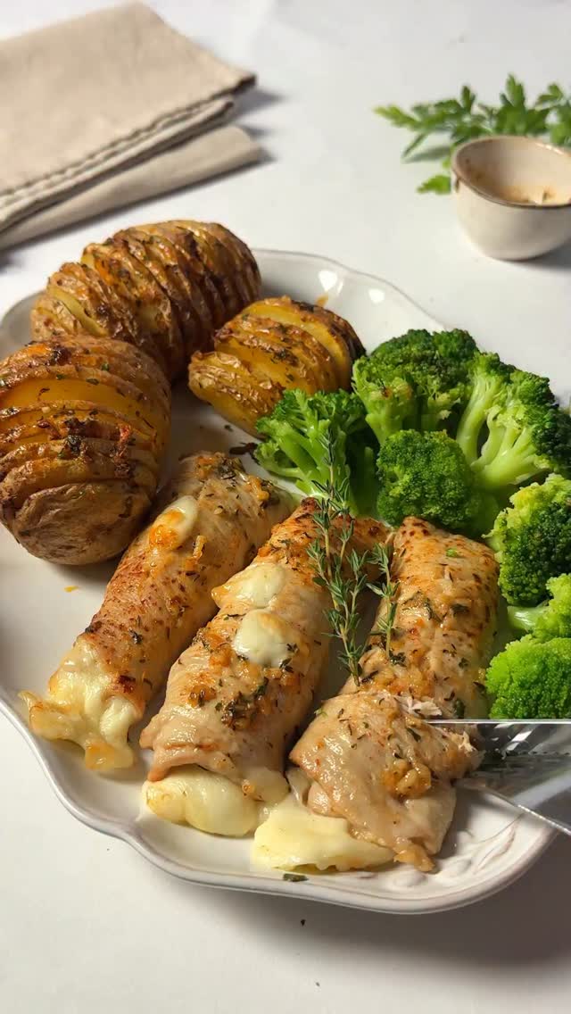 Rolinhos de peru com queijo e batatas Hasselback