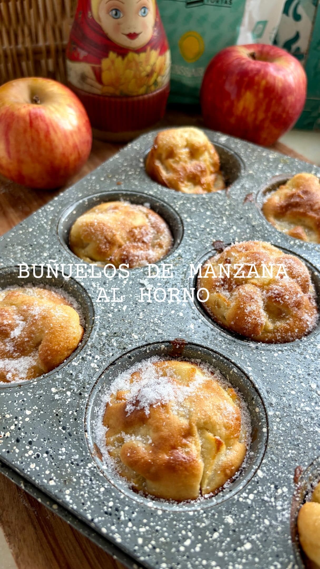 Buñuelos de manzana al horno en moldes de muffins