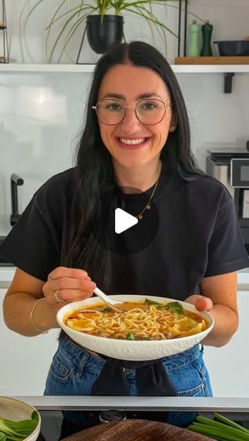 Cremige Ramen mit Gemüse, Erdnuss & Kokos