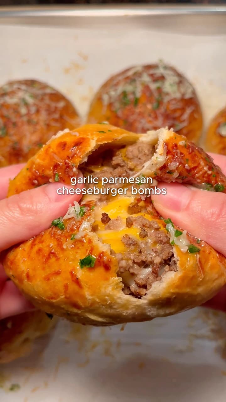 Bombas de hambúrguer de alho e parmesão