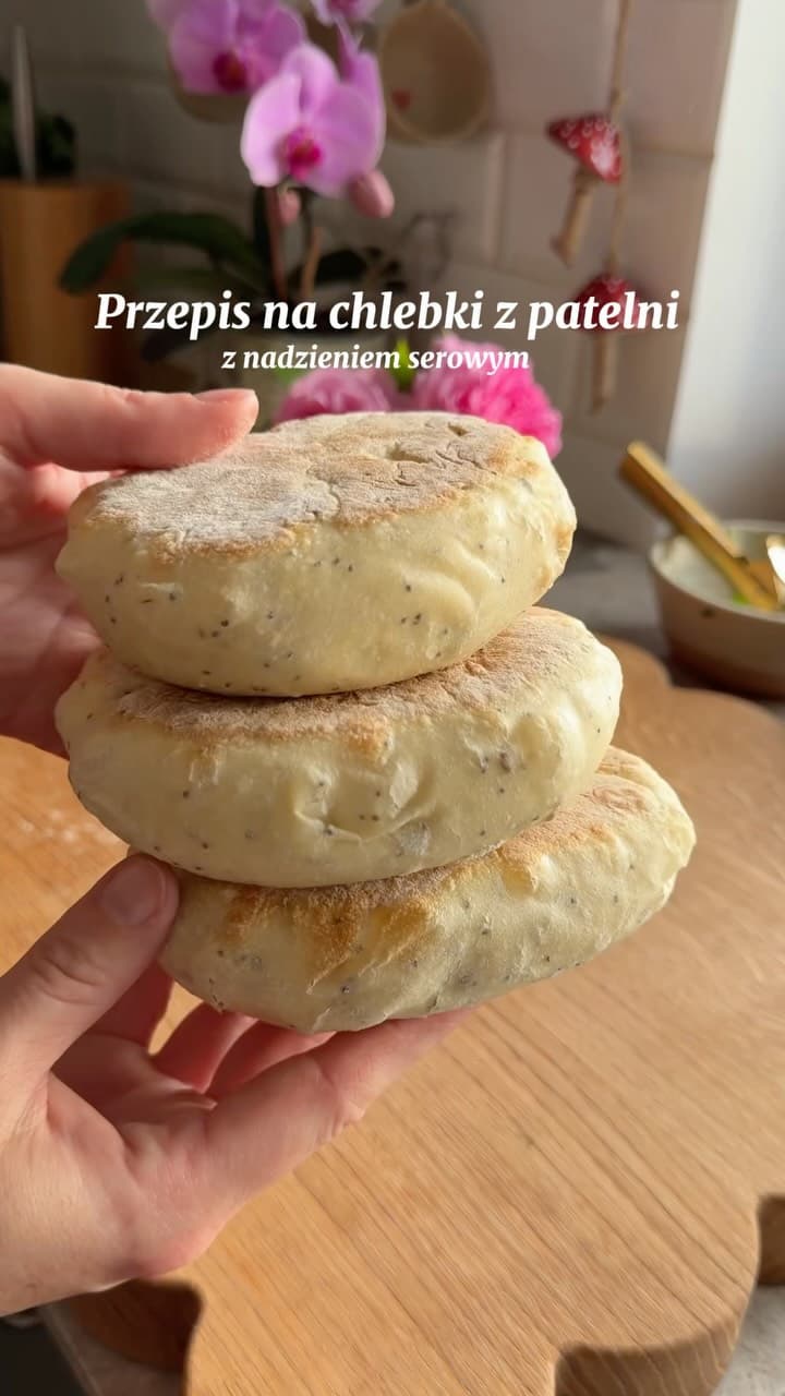 Chlebki z patelni z nadzieniem serowym