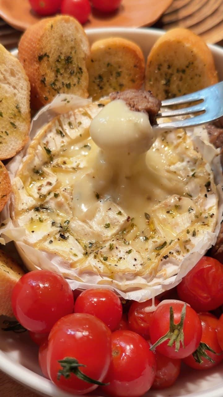Pieczony Camembert ze stekiem