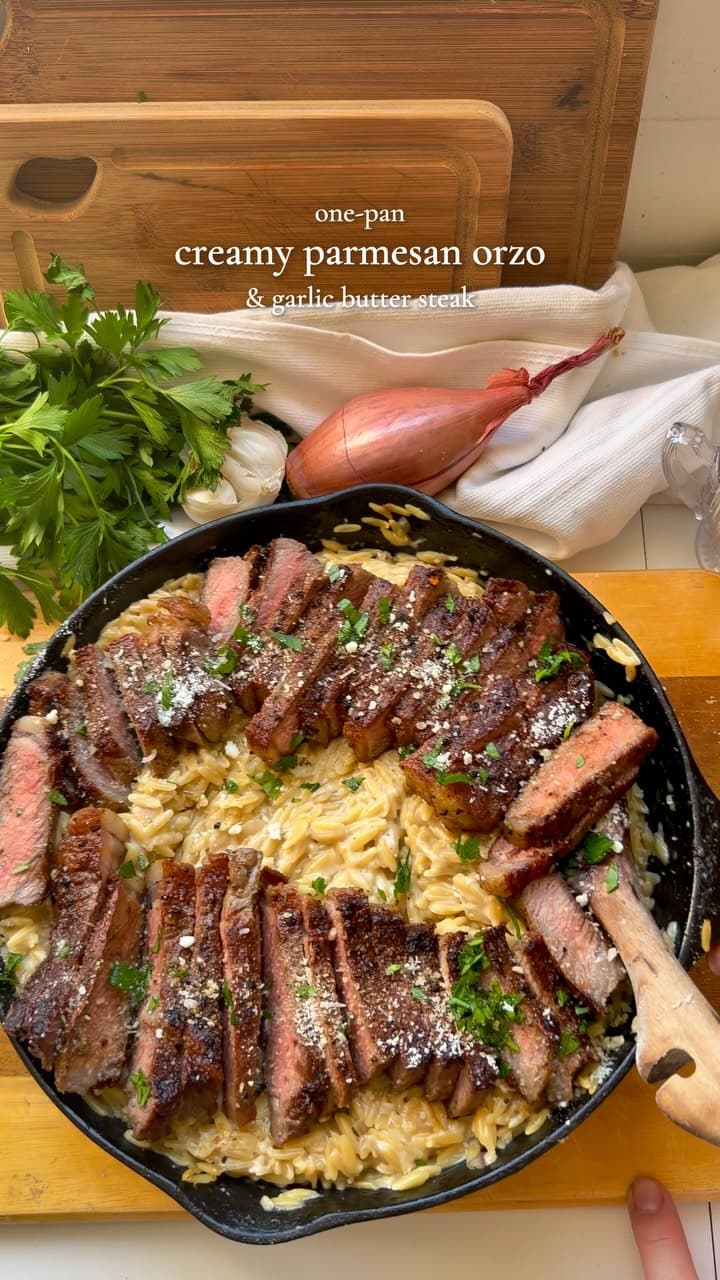 Hvidløg Parmesan Orzo med Stegt Bøf