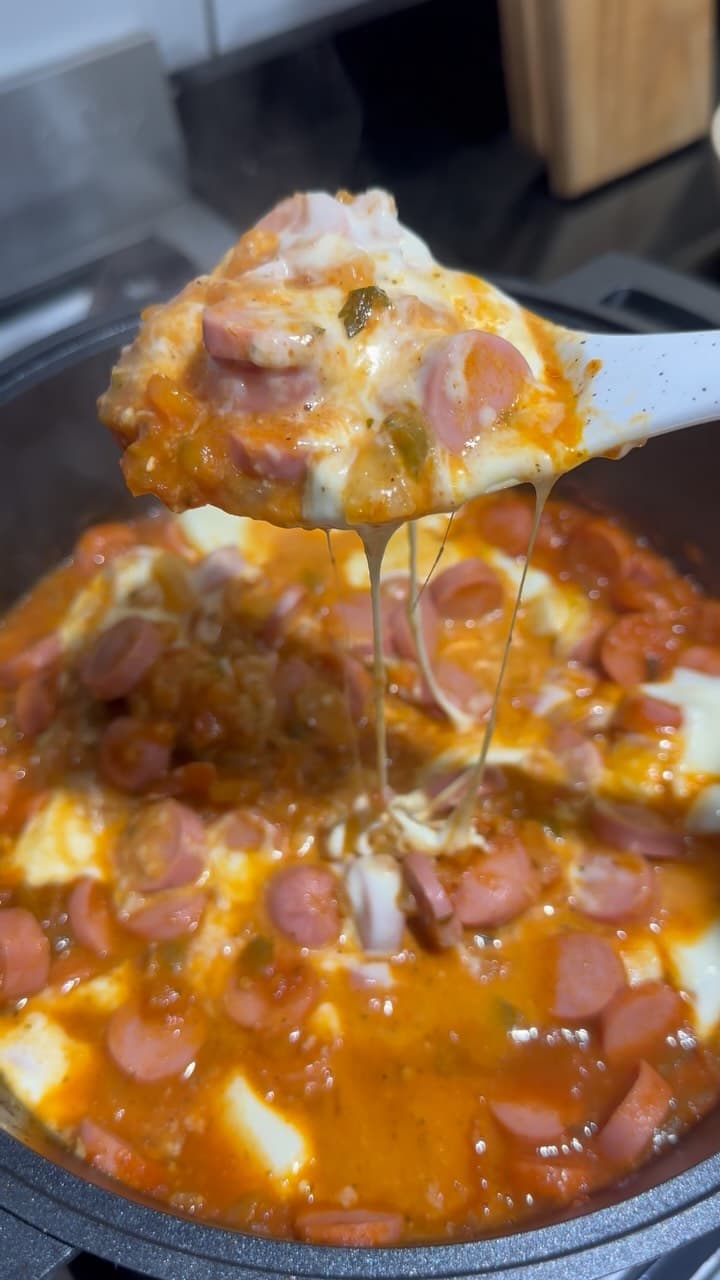 Salchichas con salsa casera y queso