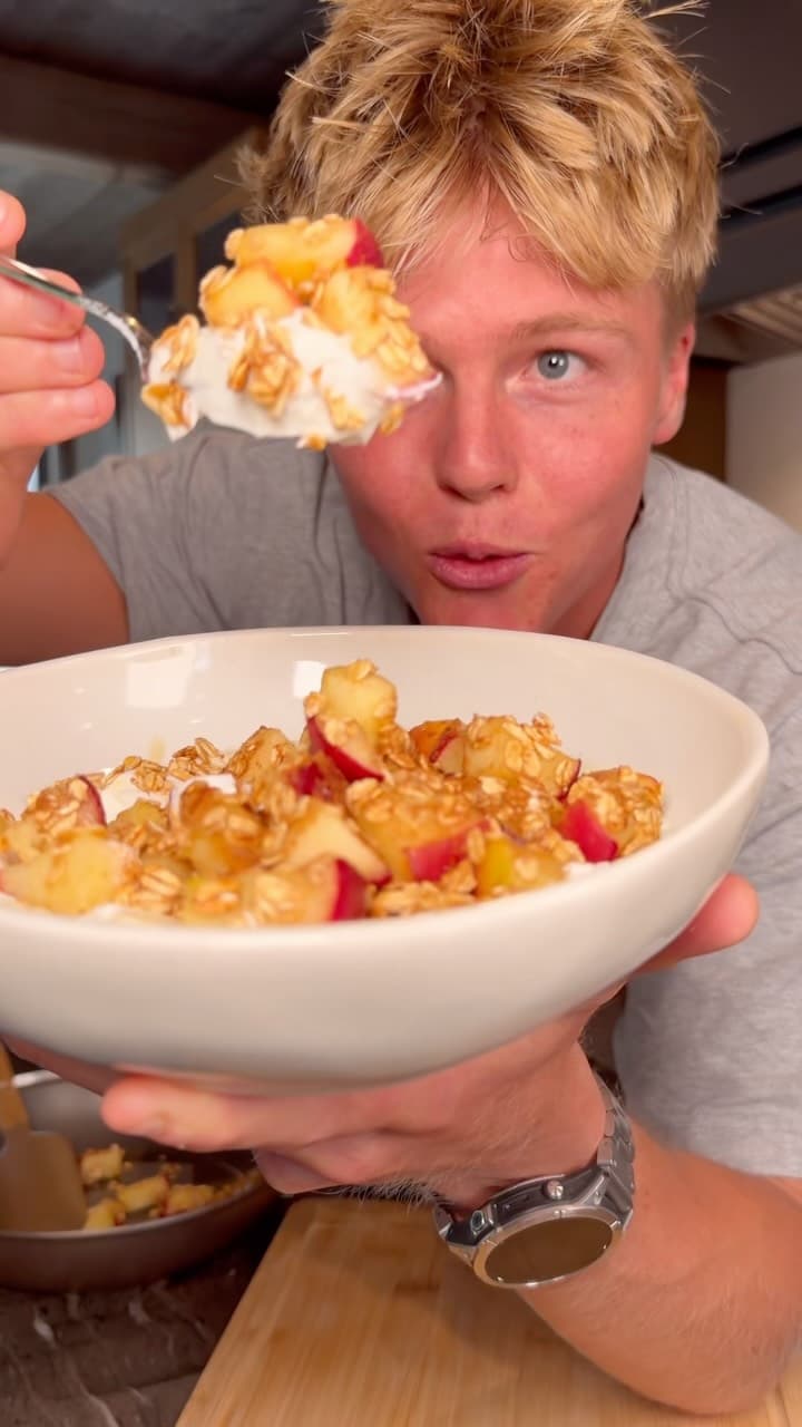 Almás ropogós joghurt tál