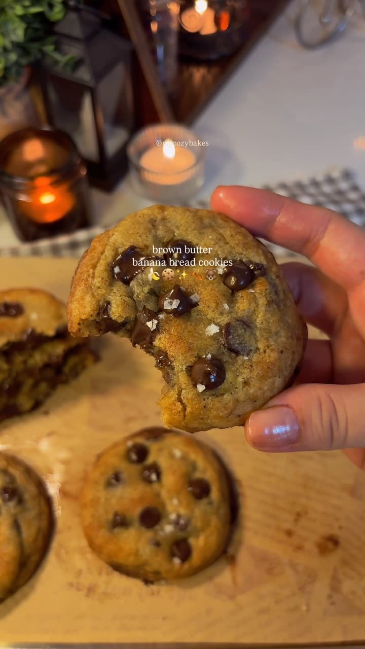 Galletas de plátano con mantequilla dorada y chocolate