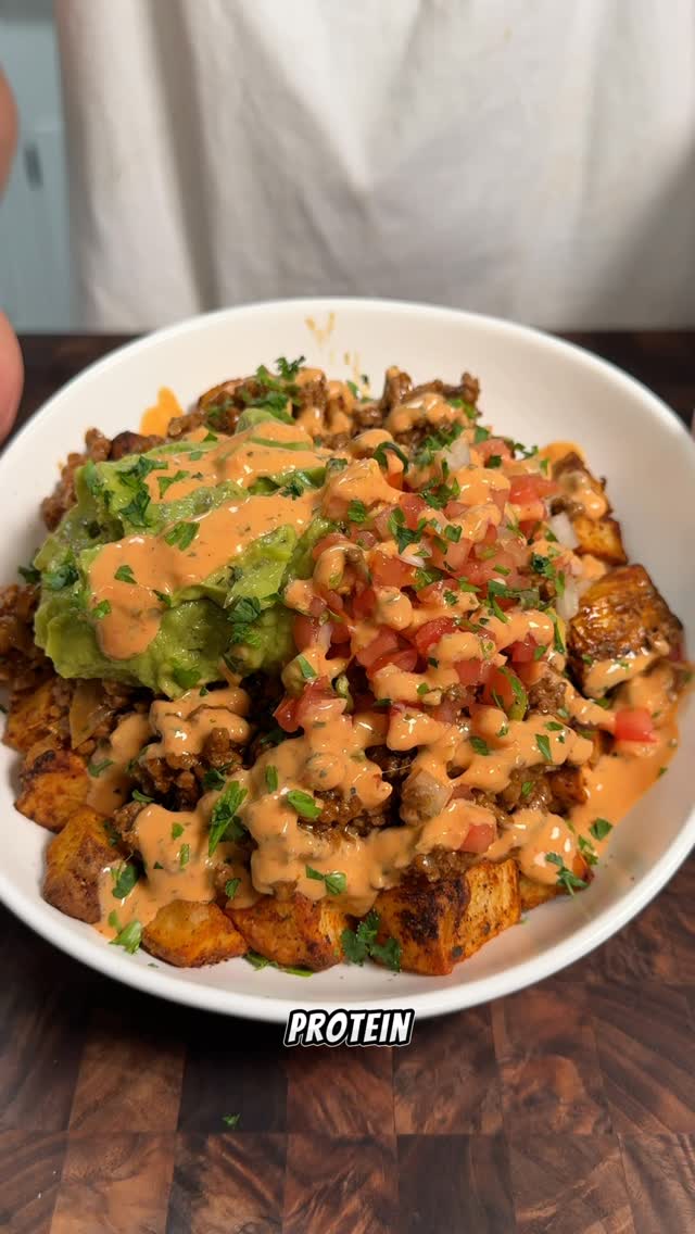Bowl με πατάτες, μοσχαρίσιο κρέας και σάλτσα chipotle