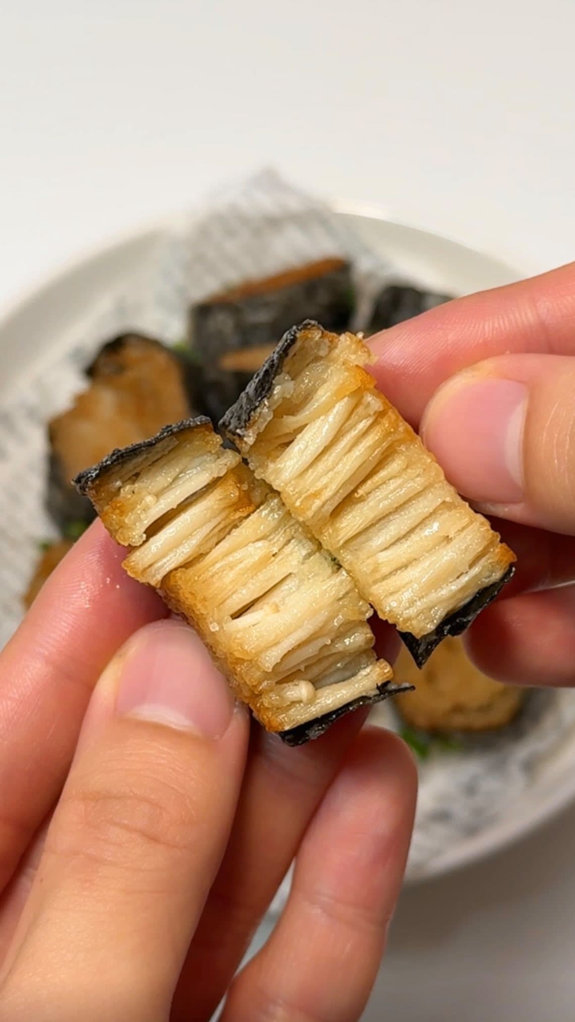 Involtini croccanti di alga e funghi enoki in friggitrice ad aria
