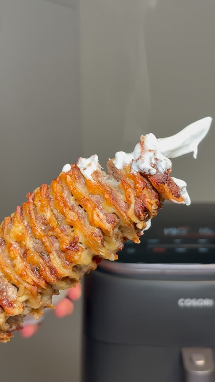 Kebab casero en brocheta con tortillas y queso fundido