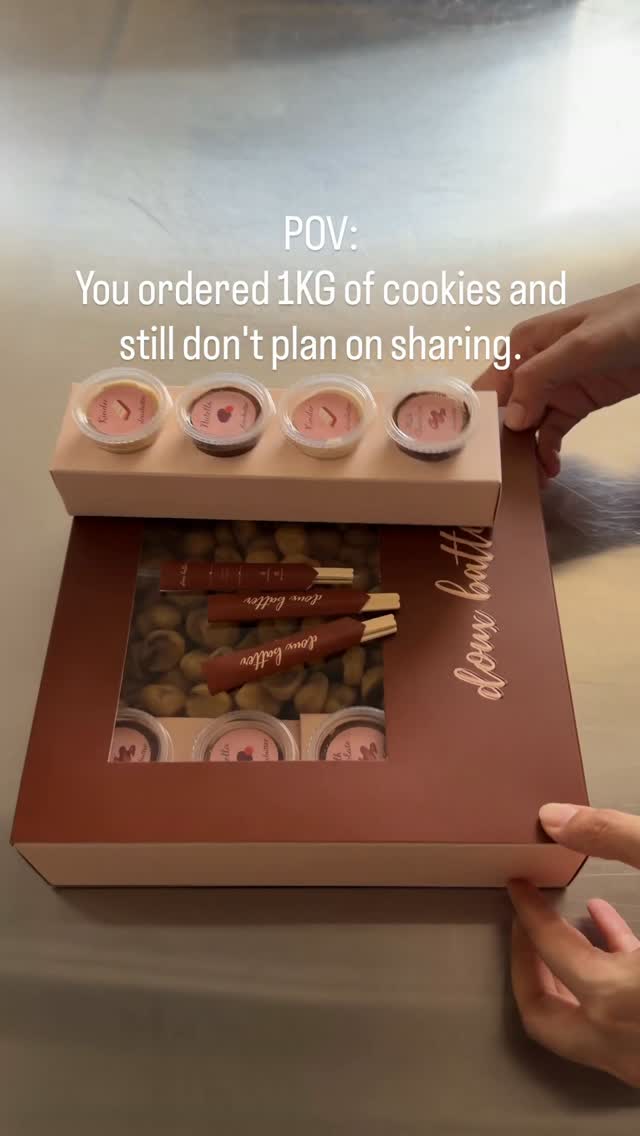 1KG Cookie Pops Box with 8 Dipping Sauces