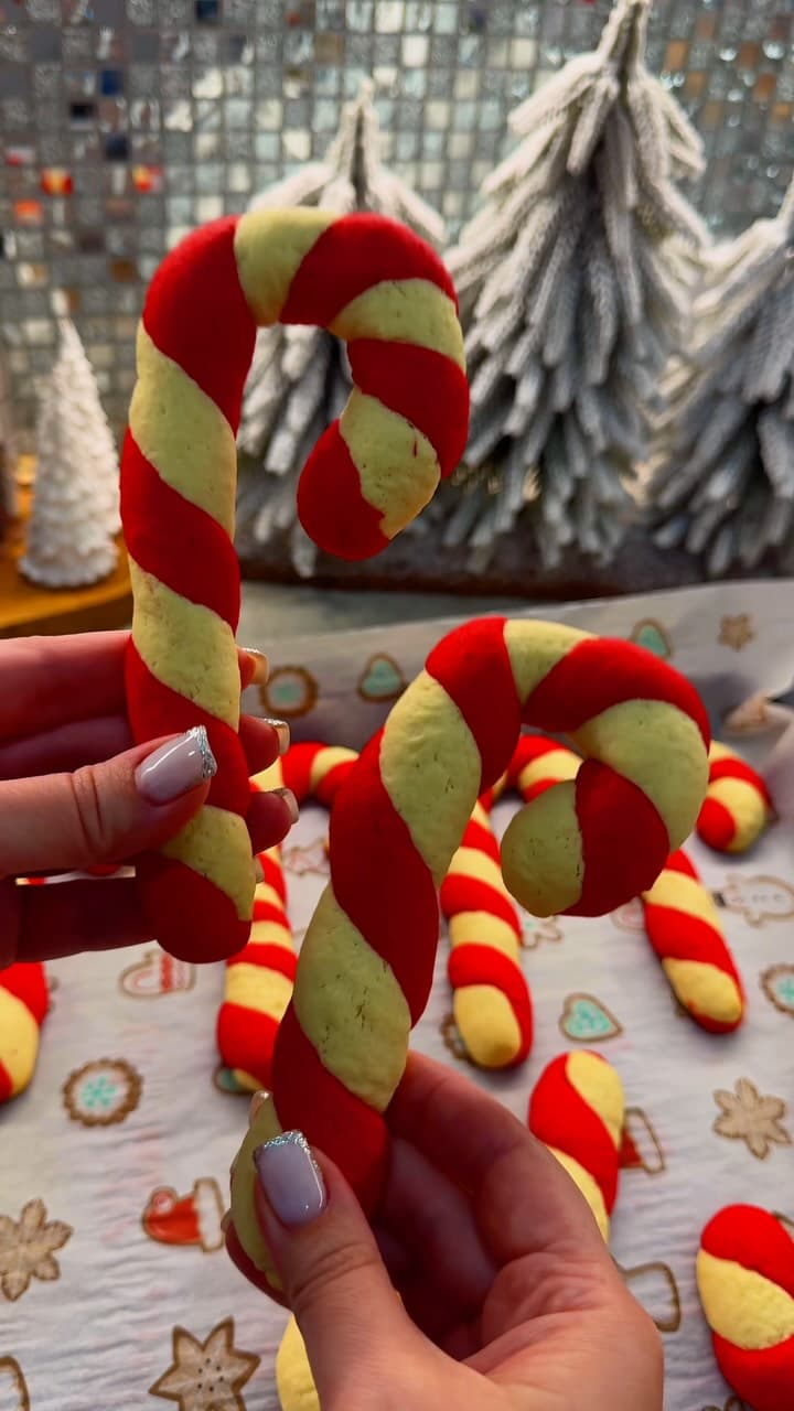 Biscotti a forma di bastoncino natalizio