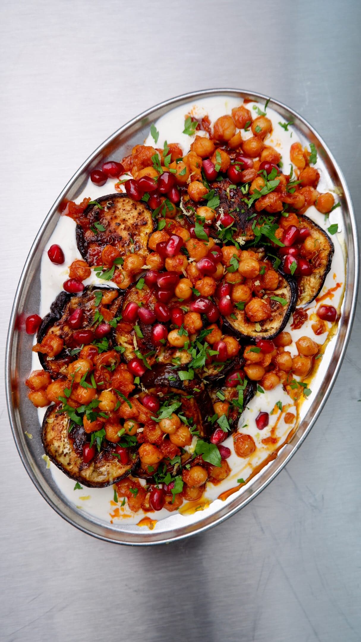 Levantine Sumach-Aubergine auf Tahini-Joghurt mit buttrigen Kichererbsen