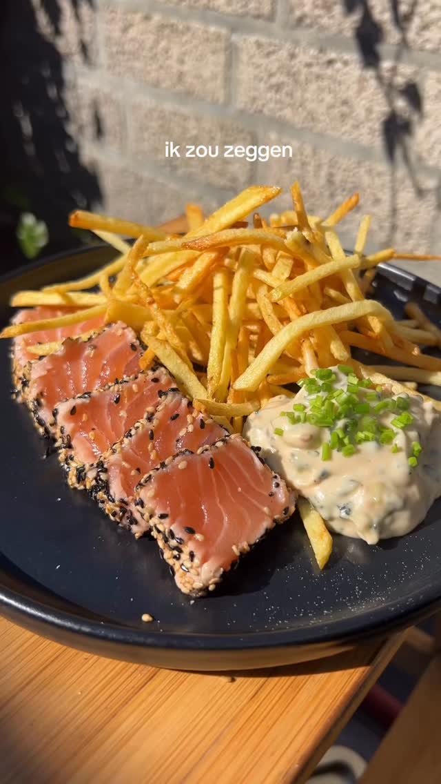 Zalm tataki met mini friet en furikake mayo