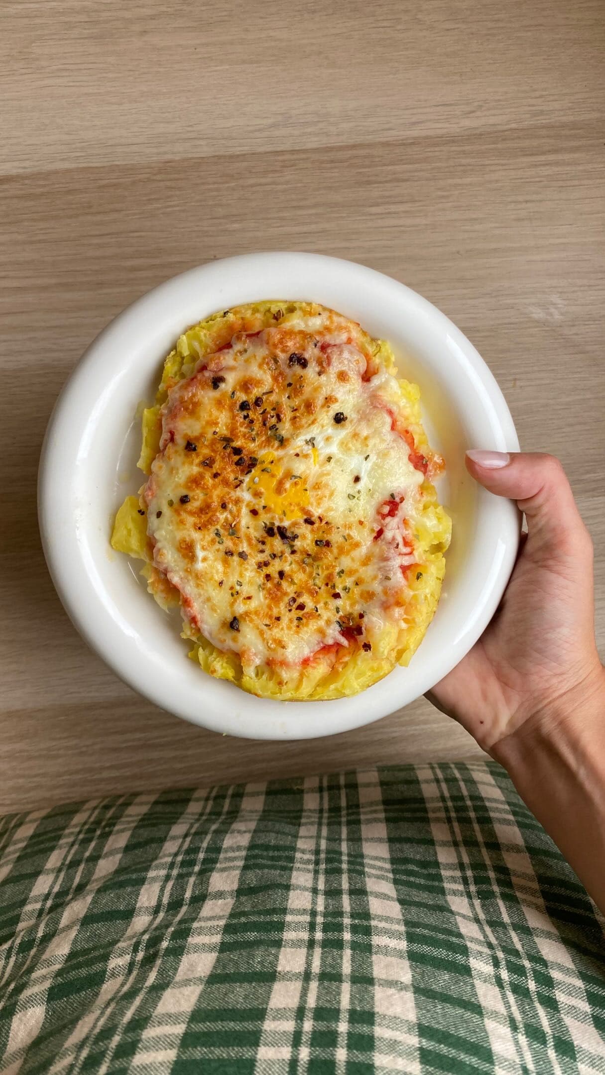 Patata Rápida al Microondas con Tomate, Huevo y Mozzarella