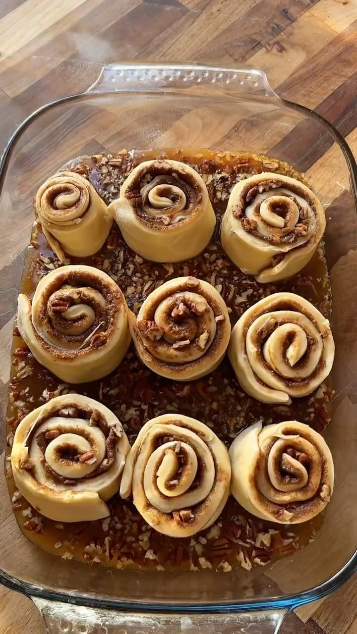 Rollitos de canela invertidos con caramelo y nueces pecanas