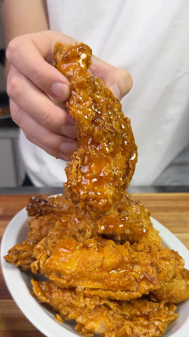 Pollo frito crujiente con miel picante