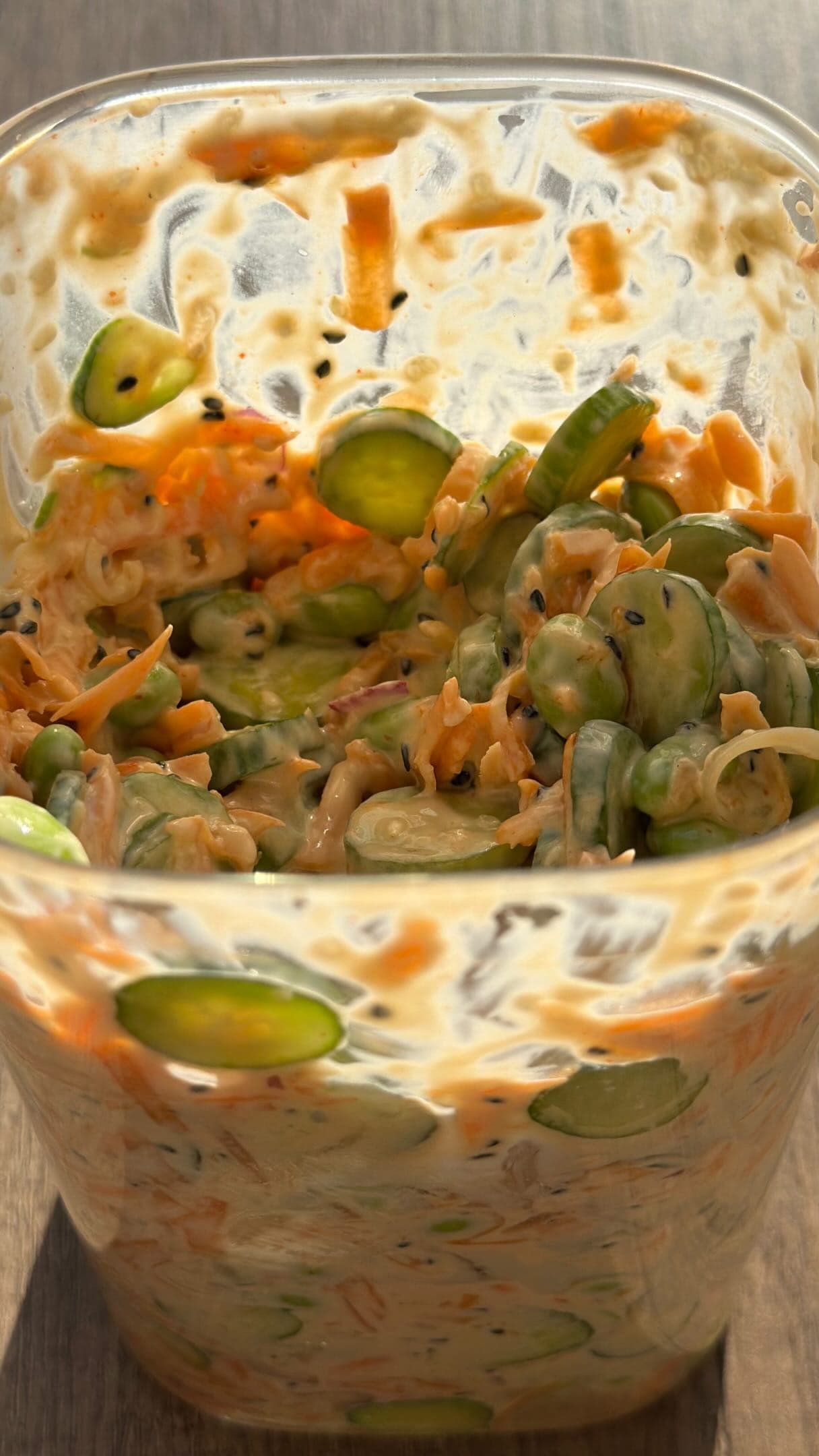 Insalata di cetrioli con edamame e yogurt greco