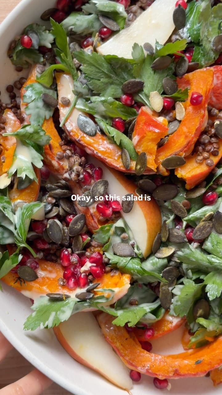 Warmer knuspriger Linsensalat mit karamellisiertem Kürbis, Birne, Granatapfel und Tahini-Cider-Vinaigrette