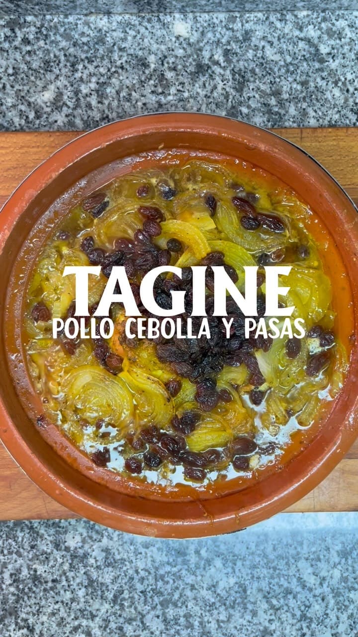 Tagine de pollo con pasas y cebolla