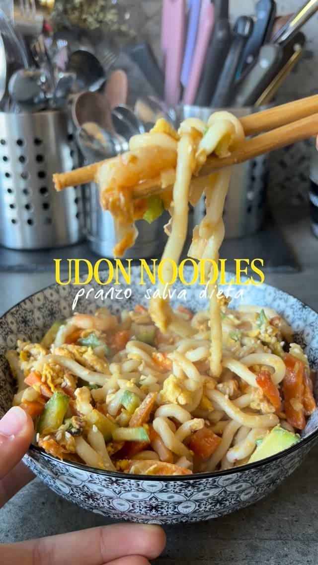 Udon con gamberi e verdure in salsa teriyaki
