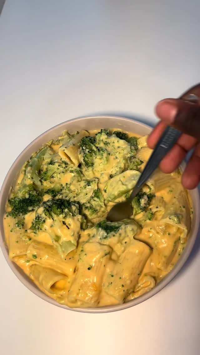 Cremige Brokkoli-Cheddar-Pasta