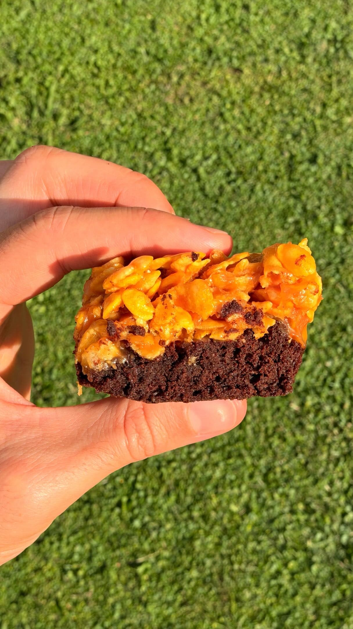 Brownies con cornflakes caramellati