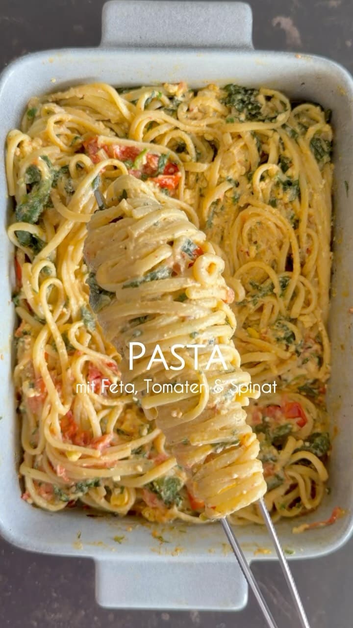 Ofen-Pasta mit Rösttomaten, Spinat und Feta