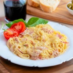 Паста карбонара с беконом и сливками классическая