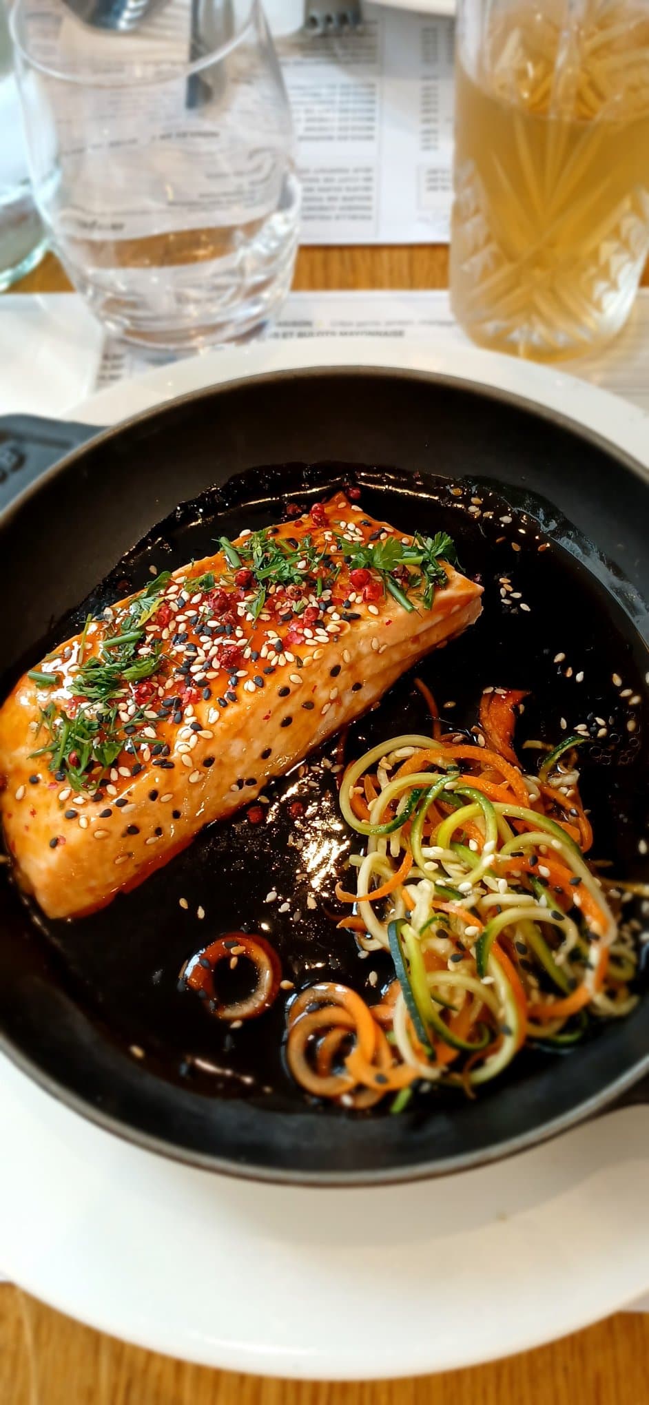 Zalmfilet met sojaglazuur en groenteslierten