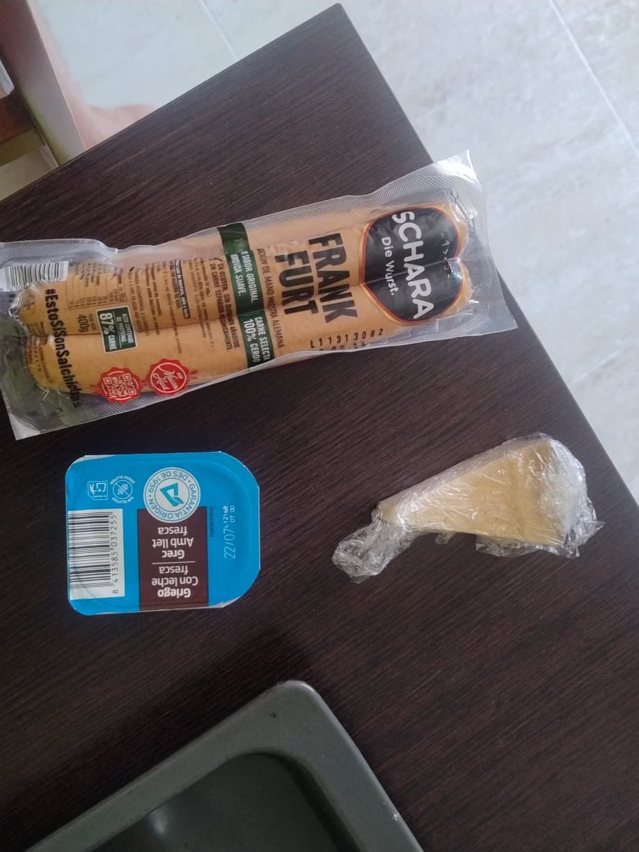 Frankfurt con queso fresco y queso curado