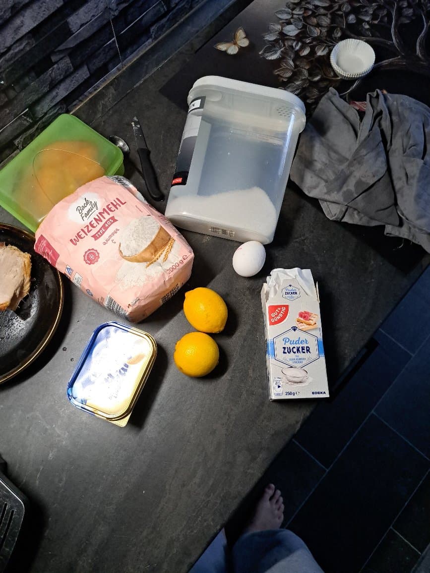 Zitronenkuchen mit Puderzucker-Glasur