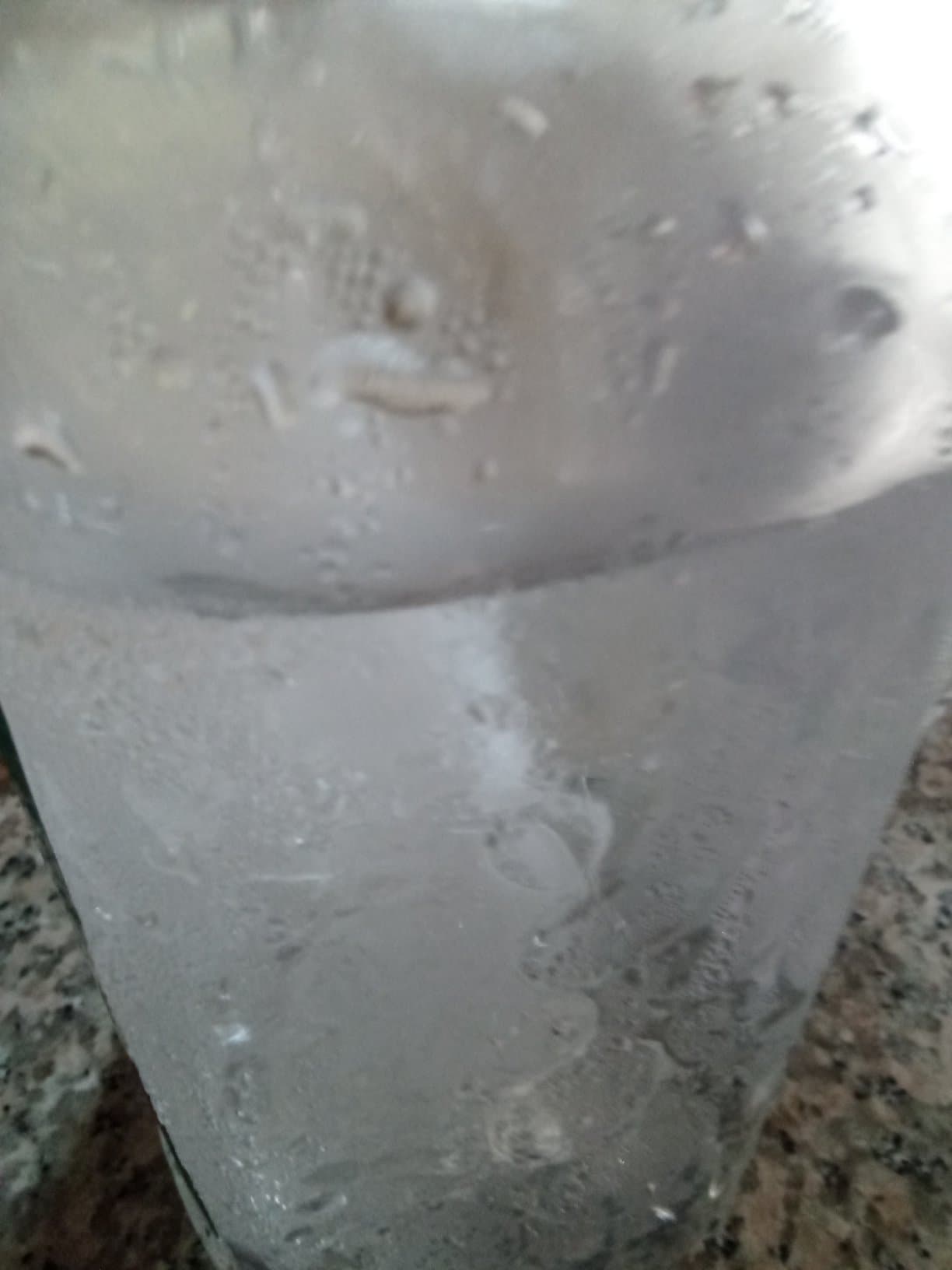 مشروب ماء بارد مع ثلج