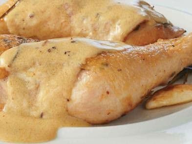 Muslos de pollo con palmitos y salsa blanca