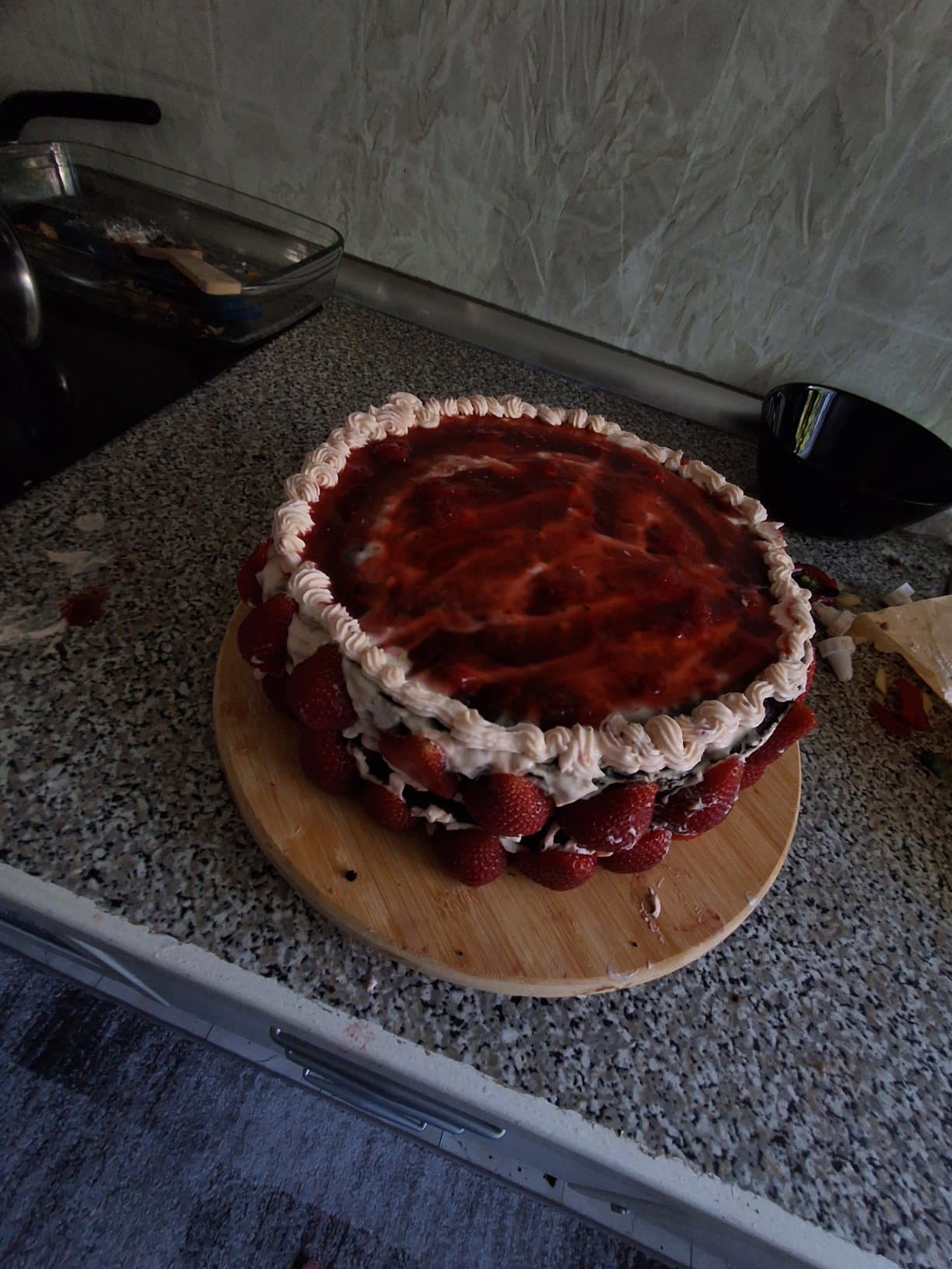 Erdbeer-Sahnetorte mit Fruchtspiegel