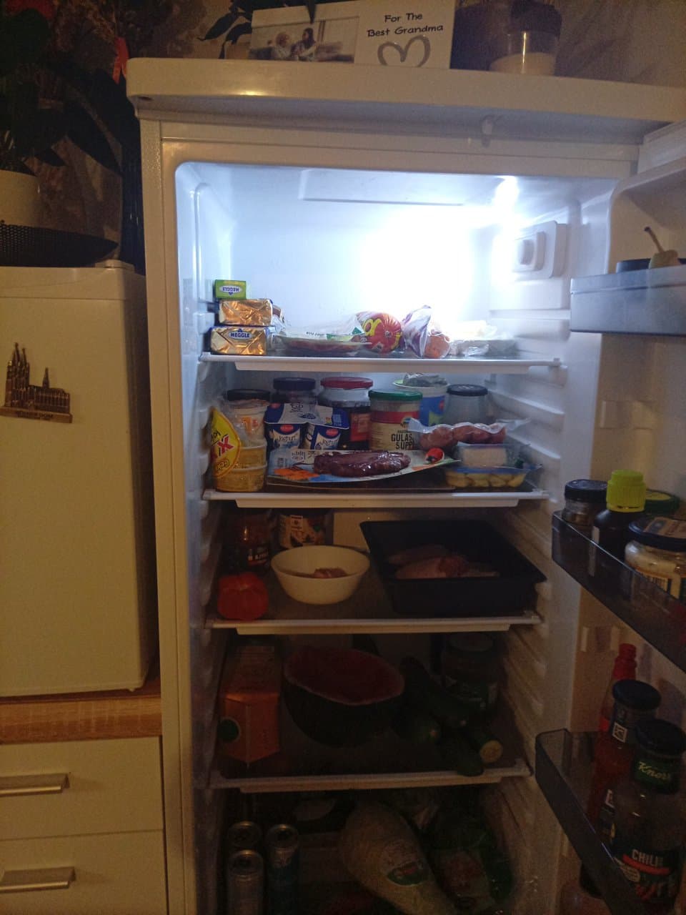 Kühlschrank-Mischplatte mit Aufschnitt, Käse und Aufstrichen
