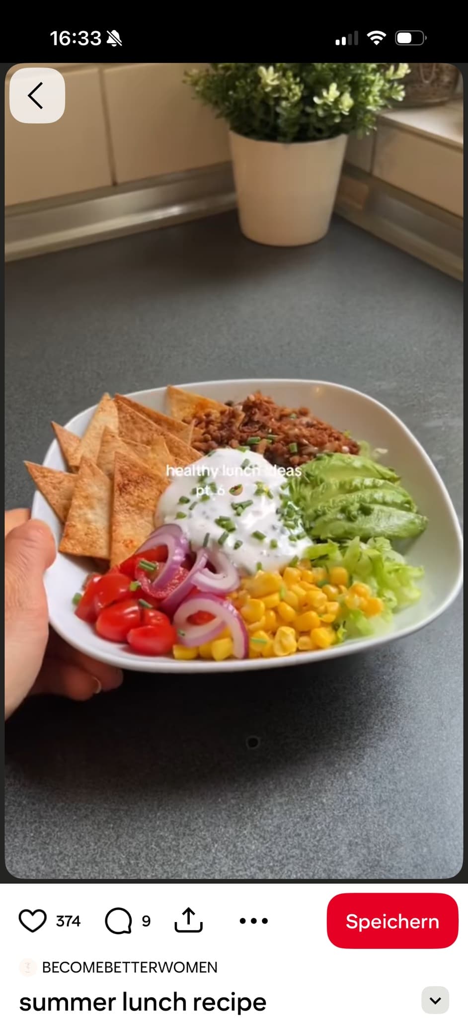 Sommer-Lunch-Bowl mit würzigem Hackfleisch, Avocado und Joghurtdip