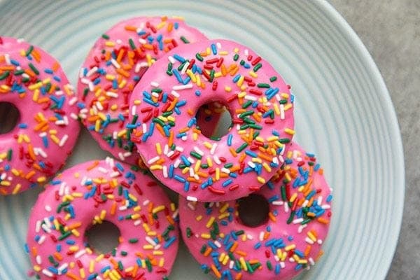 🇺🇸Donuts recheados com creme de avelã e cobertura de chocolate branco