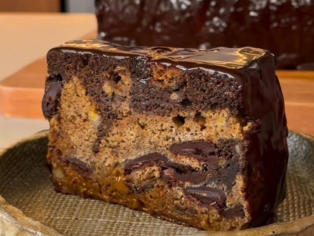 Banana Bread com Doce de Leite e Cobertura de Chocolate