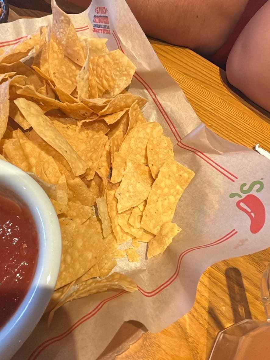Totopos con salsa roja