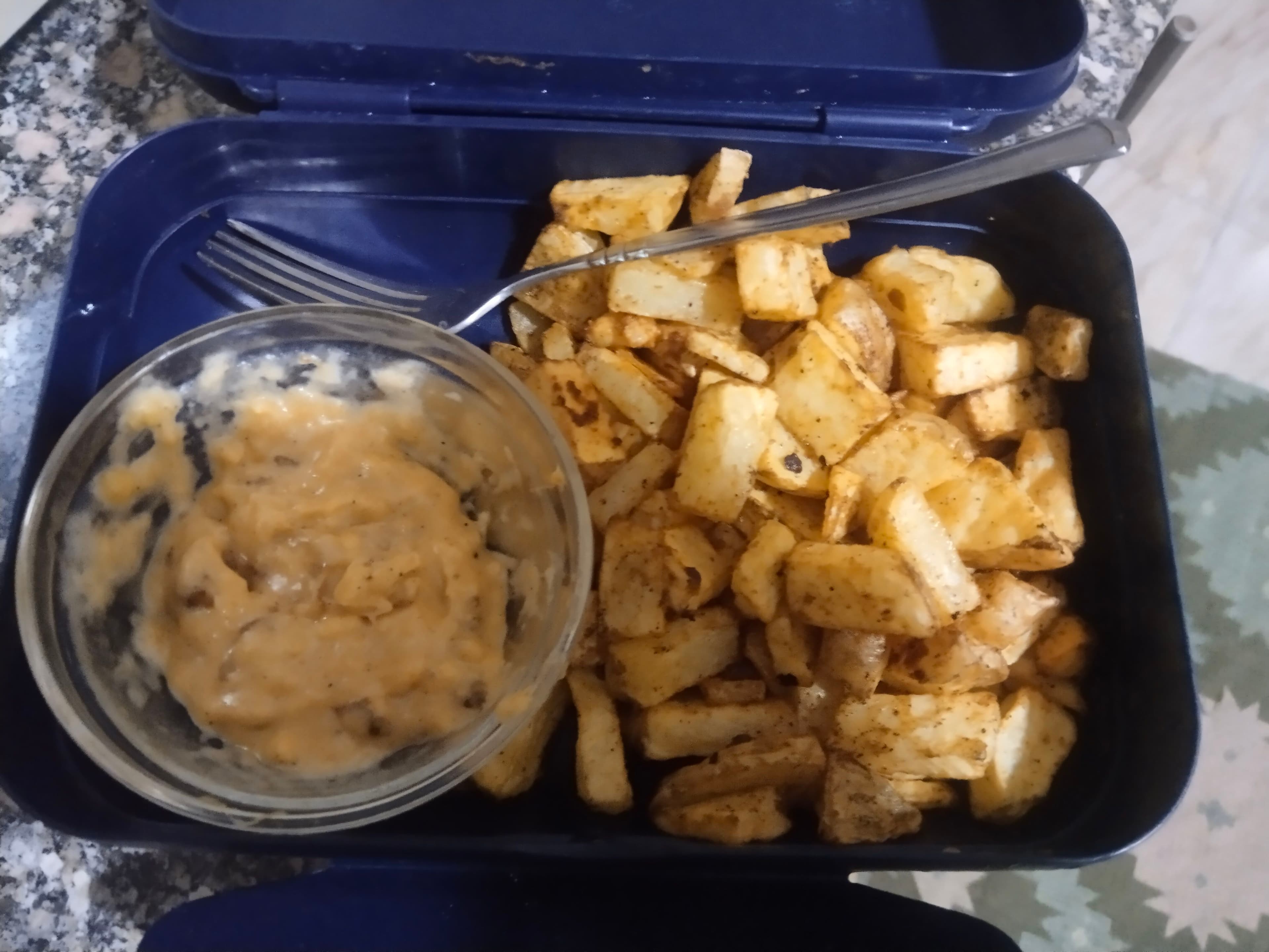 Potatoes bites with cheesy sauce