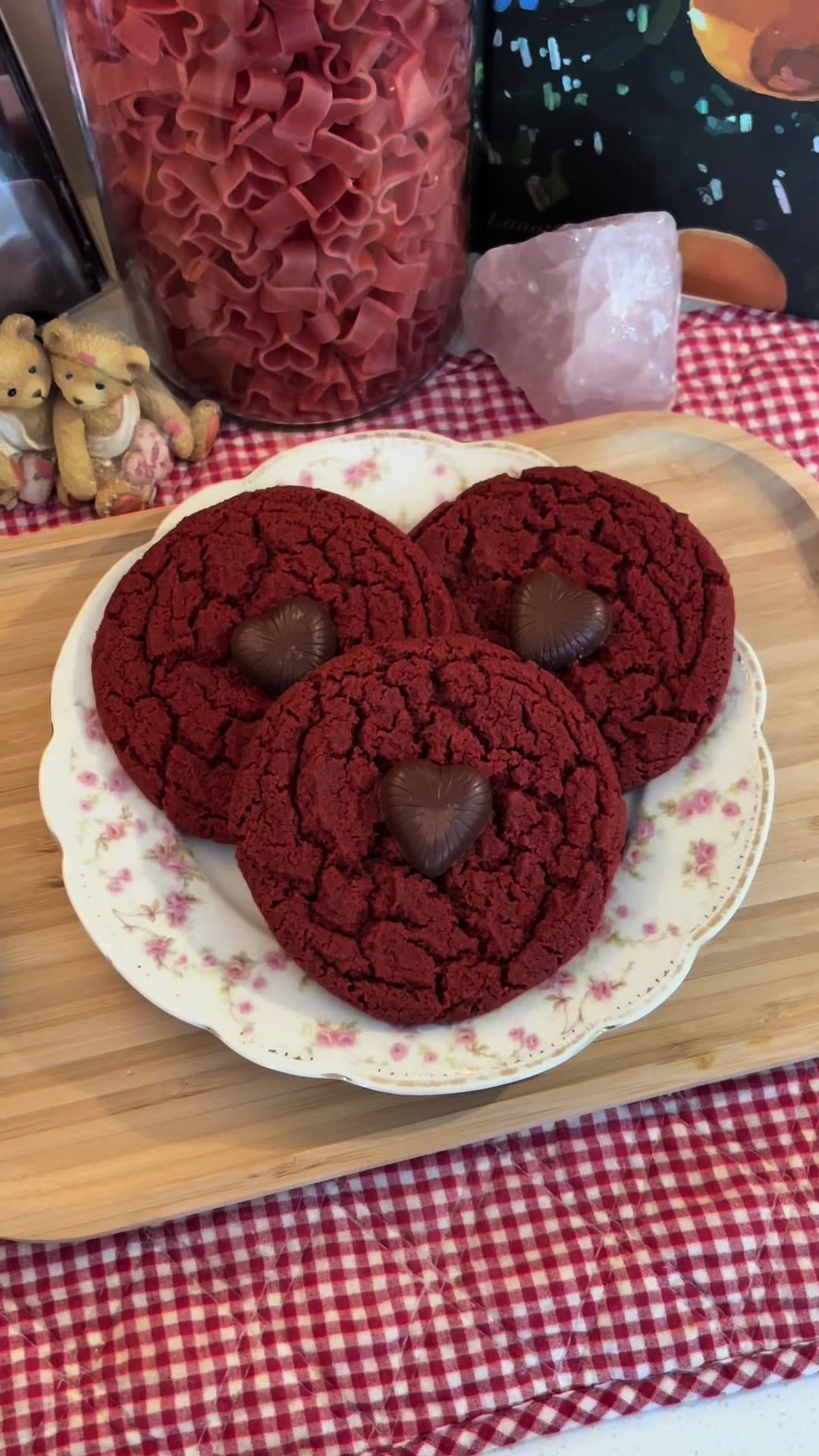 Biscoitos Red Velvet em Forma de Coração com Mistura de Chocolate Quente