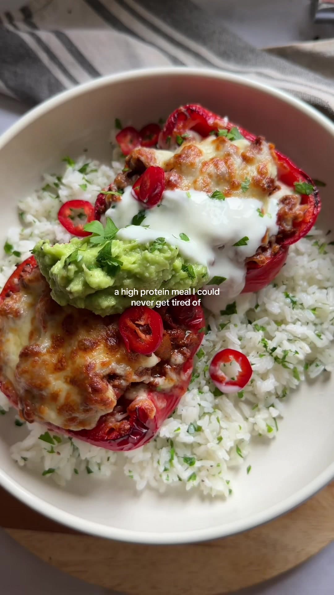 Chipotle-Rindfleisch gefüllte Paprika mit Kräuterreis