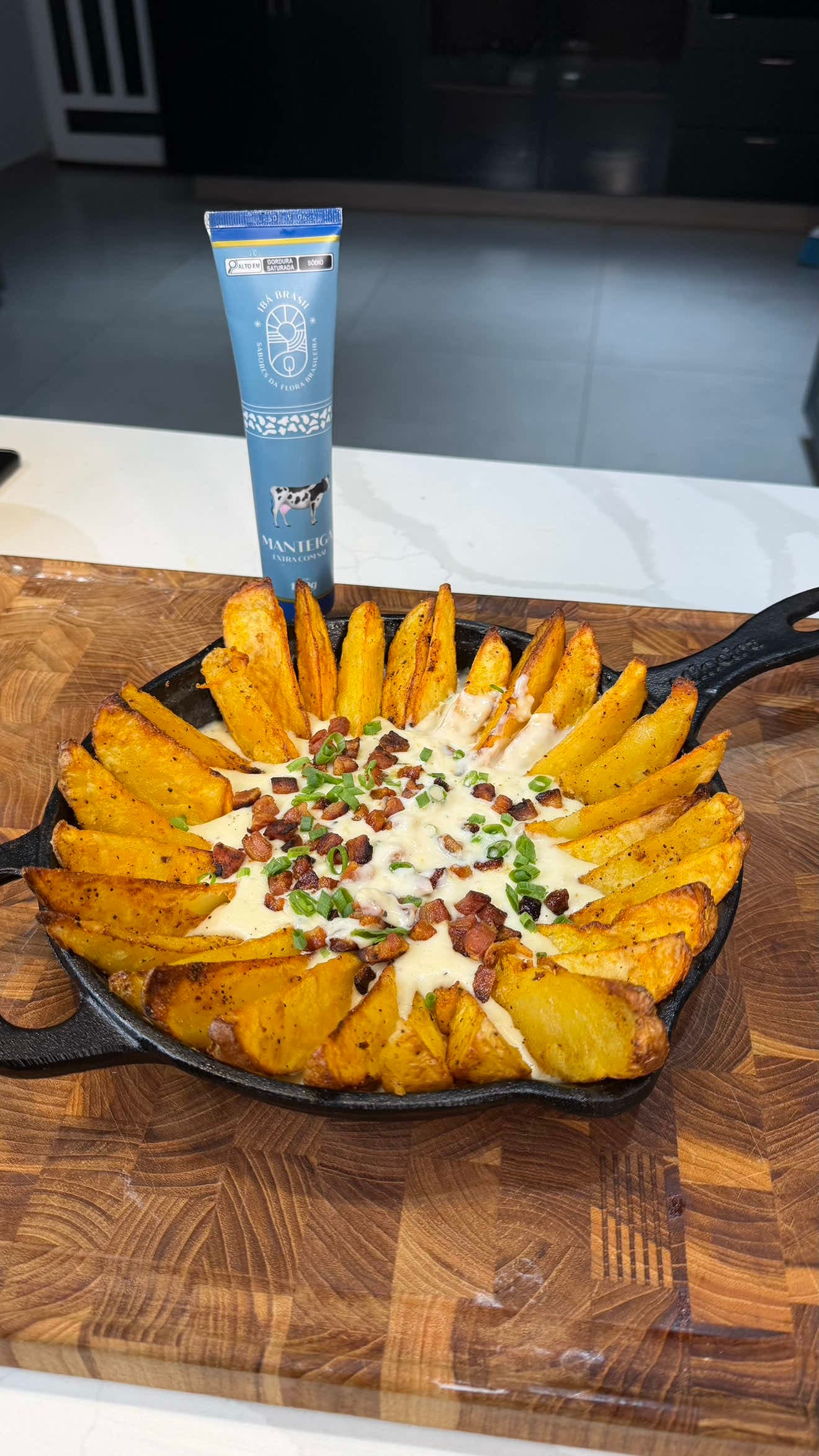 Batata Rústica com Creme de Queijo, Alho e Bacon Crocante