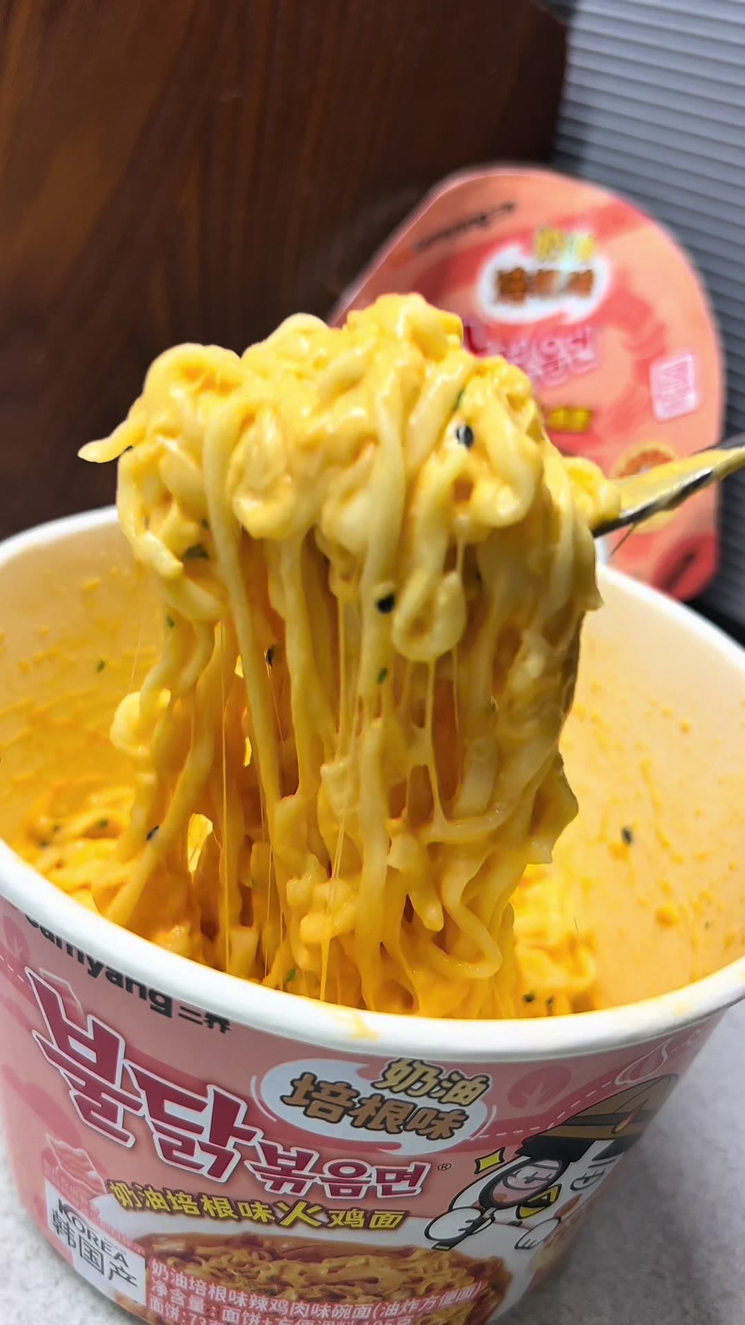 Buldak rosé ramen nagy pohárban