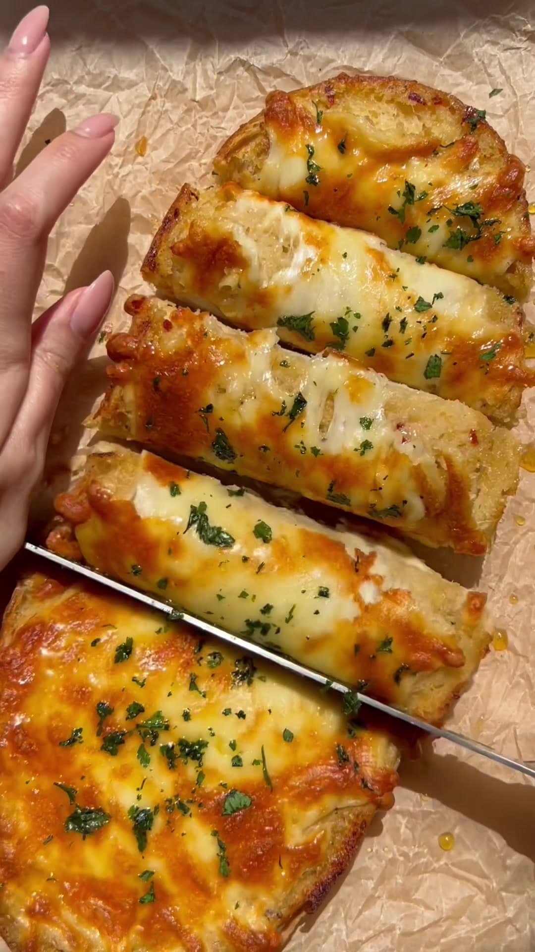 Pan de ajo y chalota asados con queso