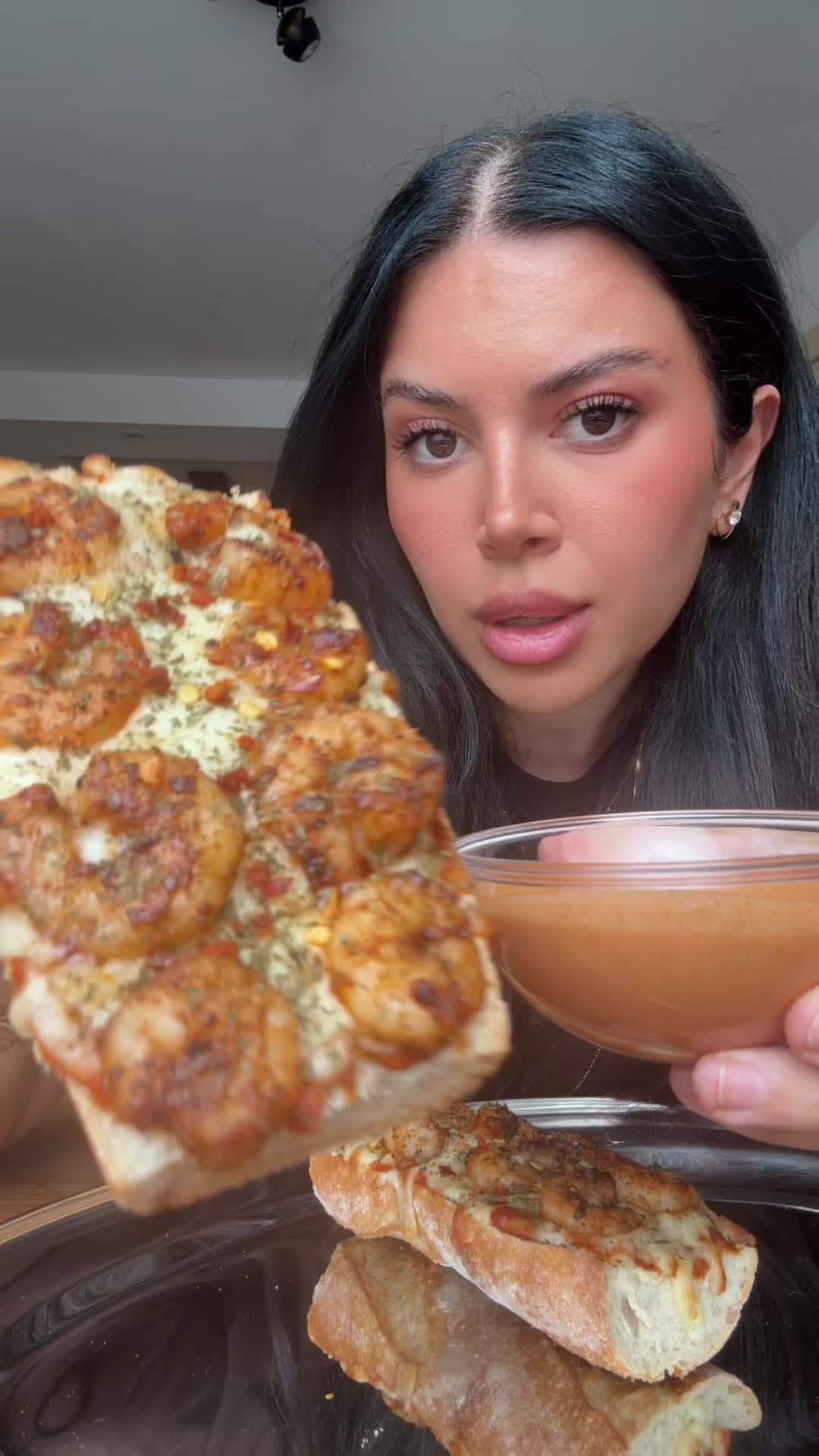 Cheesy Garlic Garnalen Broodjes