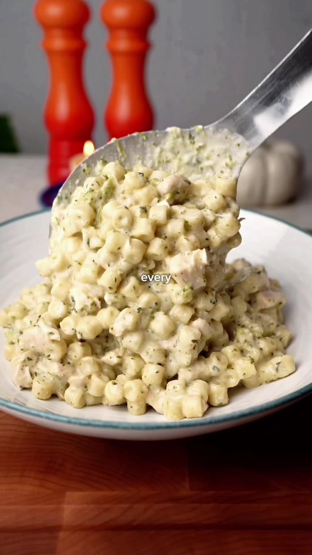 Creamy Broccoli Pasta with Juicy Chicken Bits