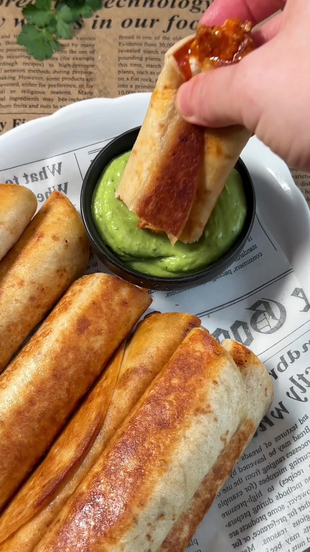 Crispy Cheesy Beef Taquitos mit cremiger Avocado-Sauce