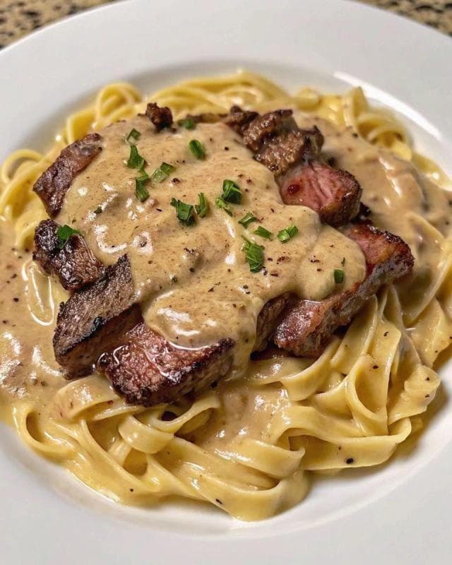 Fettuccine com Bife e Molho Cremoso de Parmesão